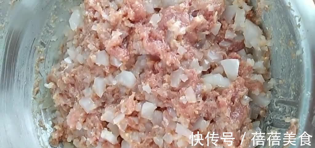 面点师傅教你做灌汤包,软嫩鲜香灌汤流油,提似灯笼放下似菊花!