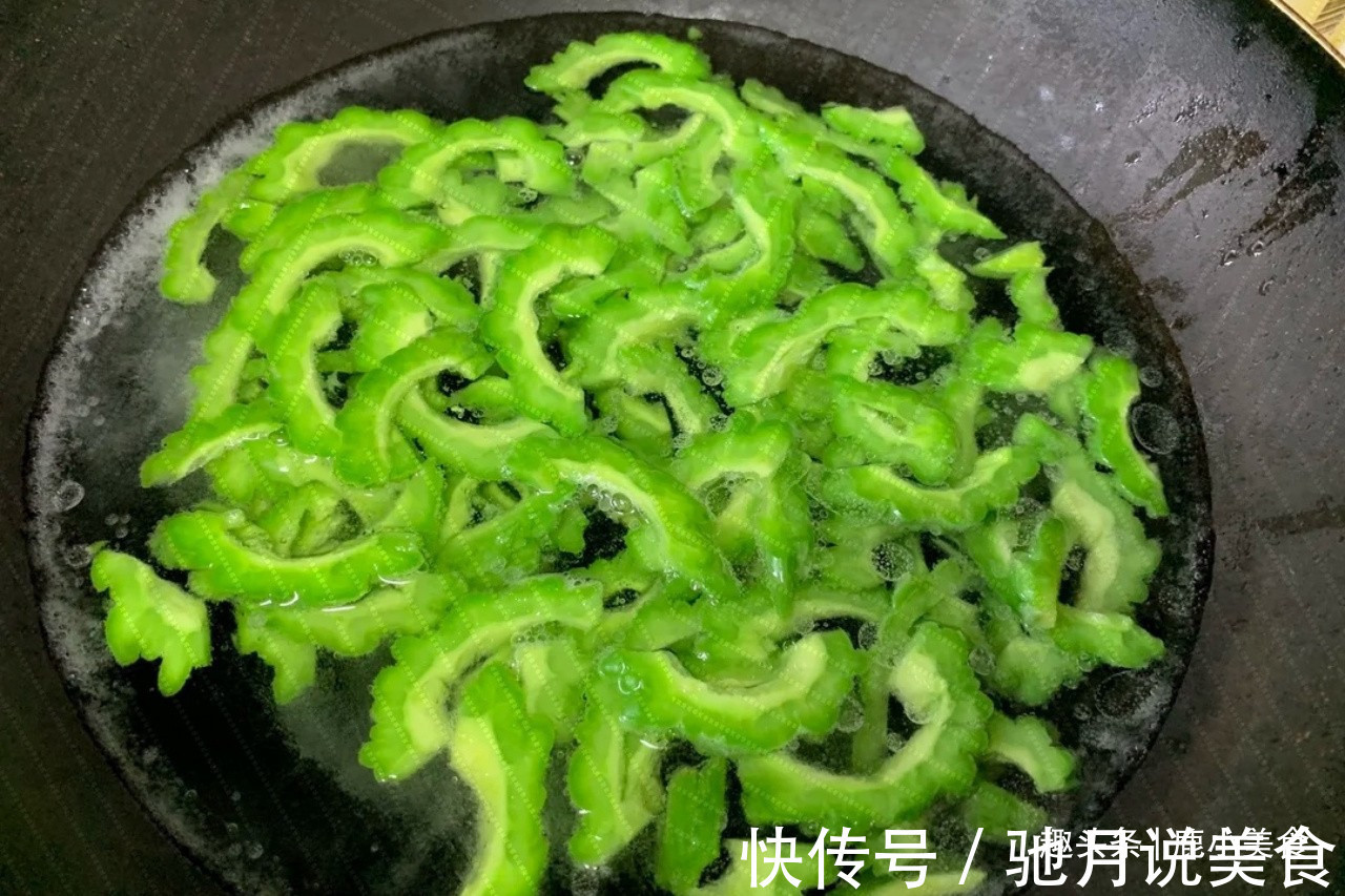 35℃高温还上火,我建议你多吃苦瓜!清热败火,营养消暑