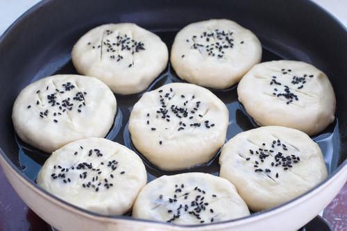 山药加紫薯做成松软小饼，营养翻倍有益身体健康，比包子馒头简单