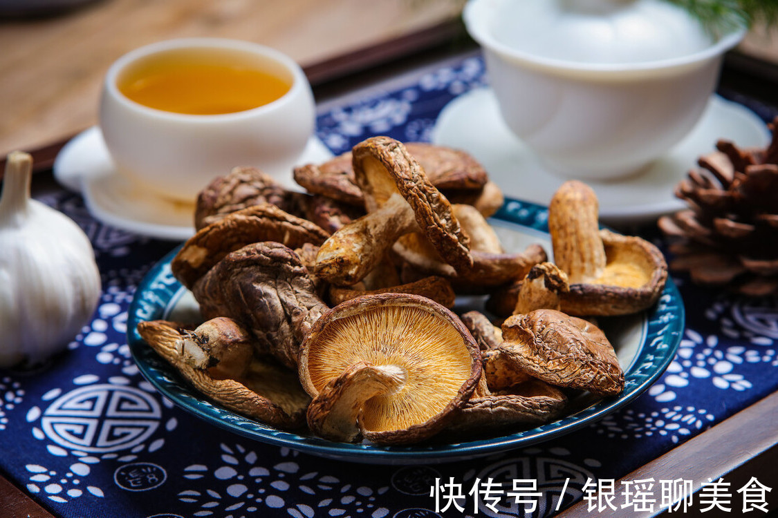 凉水|泡发干香菇，用凉水还是热水教你一招，泡发速度快，营养不流失