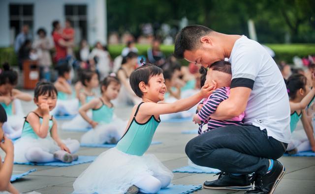 脾气|“孩子谁生的谁带”，丈夫因心疼母亲对妻子发脾气，事后才知后悔