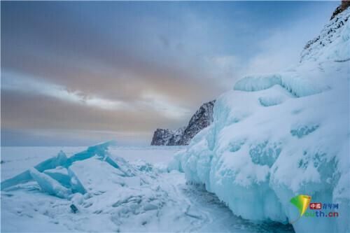贝加尔湖蓝冰闪耀 这里有俄罗斯最美的冬天