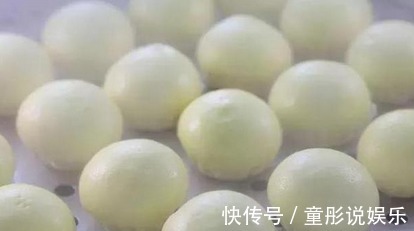 蒸包子时别直接上锅蒸,多加一个步骤,蒸出的包子松软美味可口