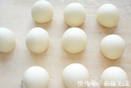发酵粉蒸馒头，有人加小苏打有人放食用碱教你正确做法，不发酸