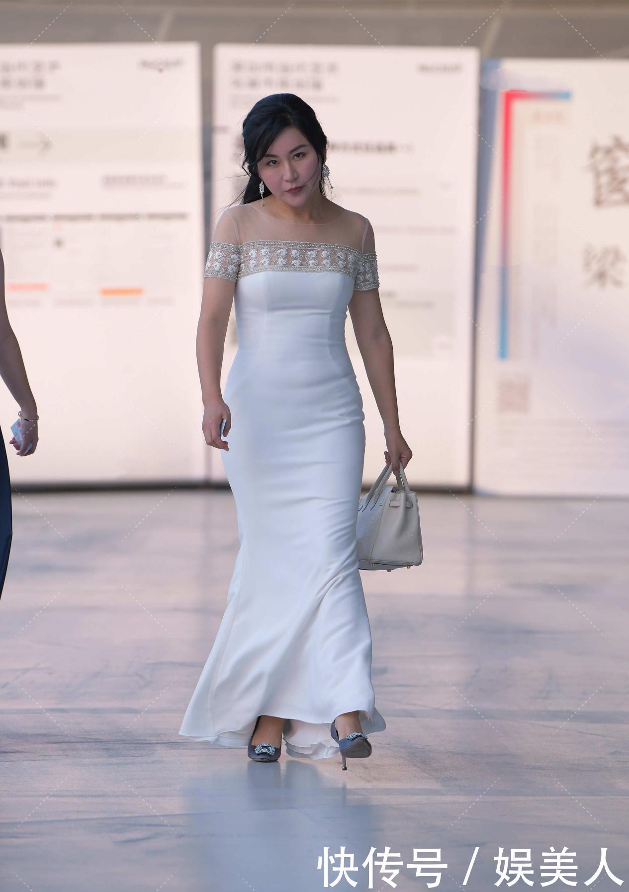 白色一字肩长款礼服裙，凸显身材魅力，更显高级气场