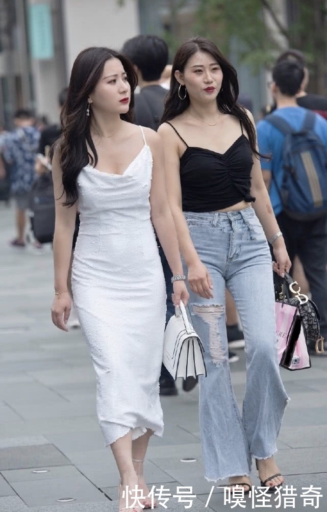 喜欢|街拍美女:黑白配闺蜜装,两个小姐姐你更喜欢哪一个呢?