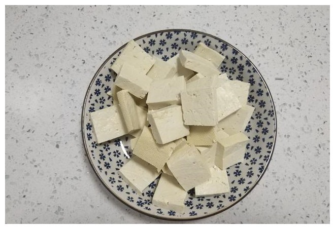 炒豆腐,不要直接下锅煎,多加这一步,豆腐外焦里嫩无豆腥味