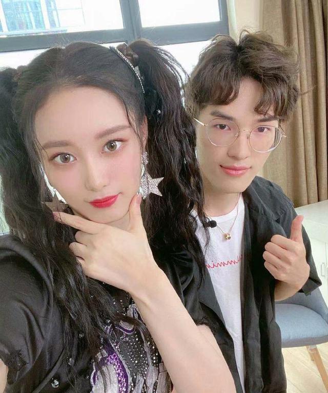 现实|难言徐艺洋一起表演比心舞,网友:现实版的买家秀和卖家秀