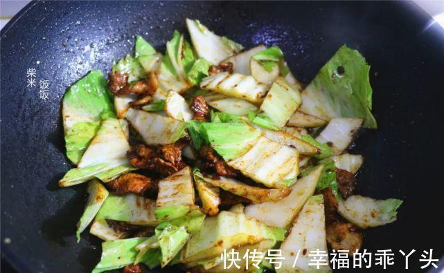 白菜炖豆腐,这样做才好吃,豆腐鲜香多汁,白菜脆嫩爽口