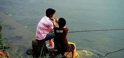 宝爸|爸爸带娃时忽遇下雨,宝爸的举动让人笑翻,网友:亲爹才干得出来