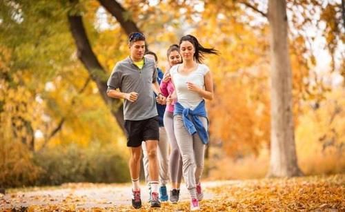 秋天|秋天跑步很爽,但也要注意这4点,过来人:换季跑不容忽视