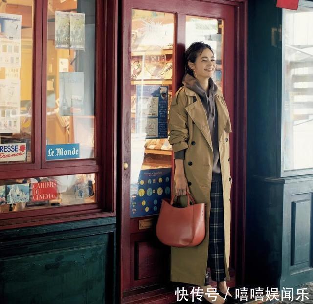 孟晚舟堪称中年女性穿衣标杆!卫衣叠穿衬衫年轻十岁,减龄又时髦