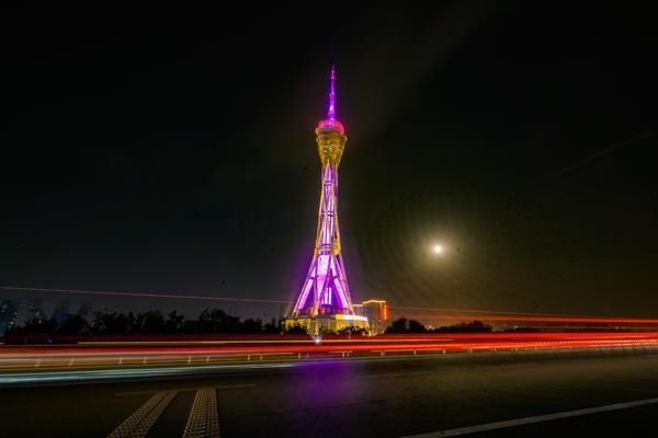 ！超级月亮邂逅月全食 天涯共此时！超级月亮邂逅月全食，夜空上演“血色浪漫”