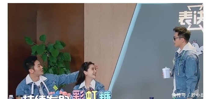 郑恺进入会议室,下意识走向baby身边,完全忽视导演安排的位置