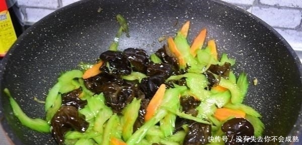 正月十五元宵节,3道“巧搭配”的素菜小炒,照着做待客不发愁