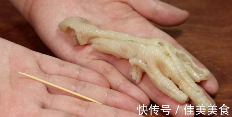 去骨|鸡爪去骨原来这么简单，1根牙签就搞定，又快又完整，太实用了