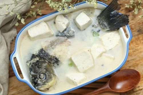 窍门|炖鱼汤时，只需掌握2窍门，炖出来颜色奶白，鲜美好喝还不腥