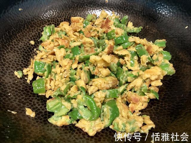 辣椒炒鸡蛋|辣椒炒鸡蛋“农村版”做法,奶奶吃了一辈子,外焦里嫩特别下饭