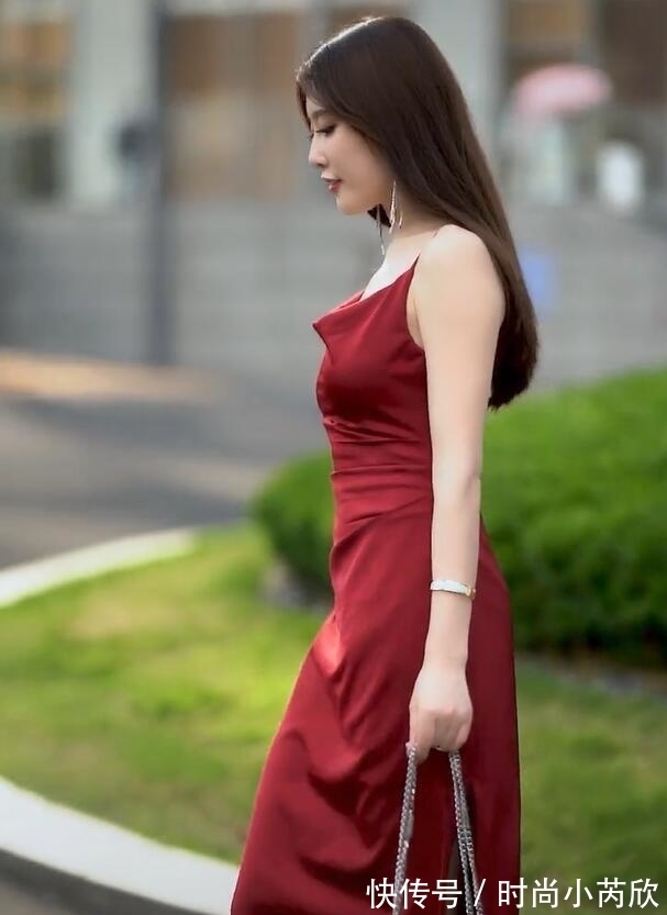 知性|街角里的时尚,真丝裙彰显“知性熟女”韵味
