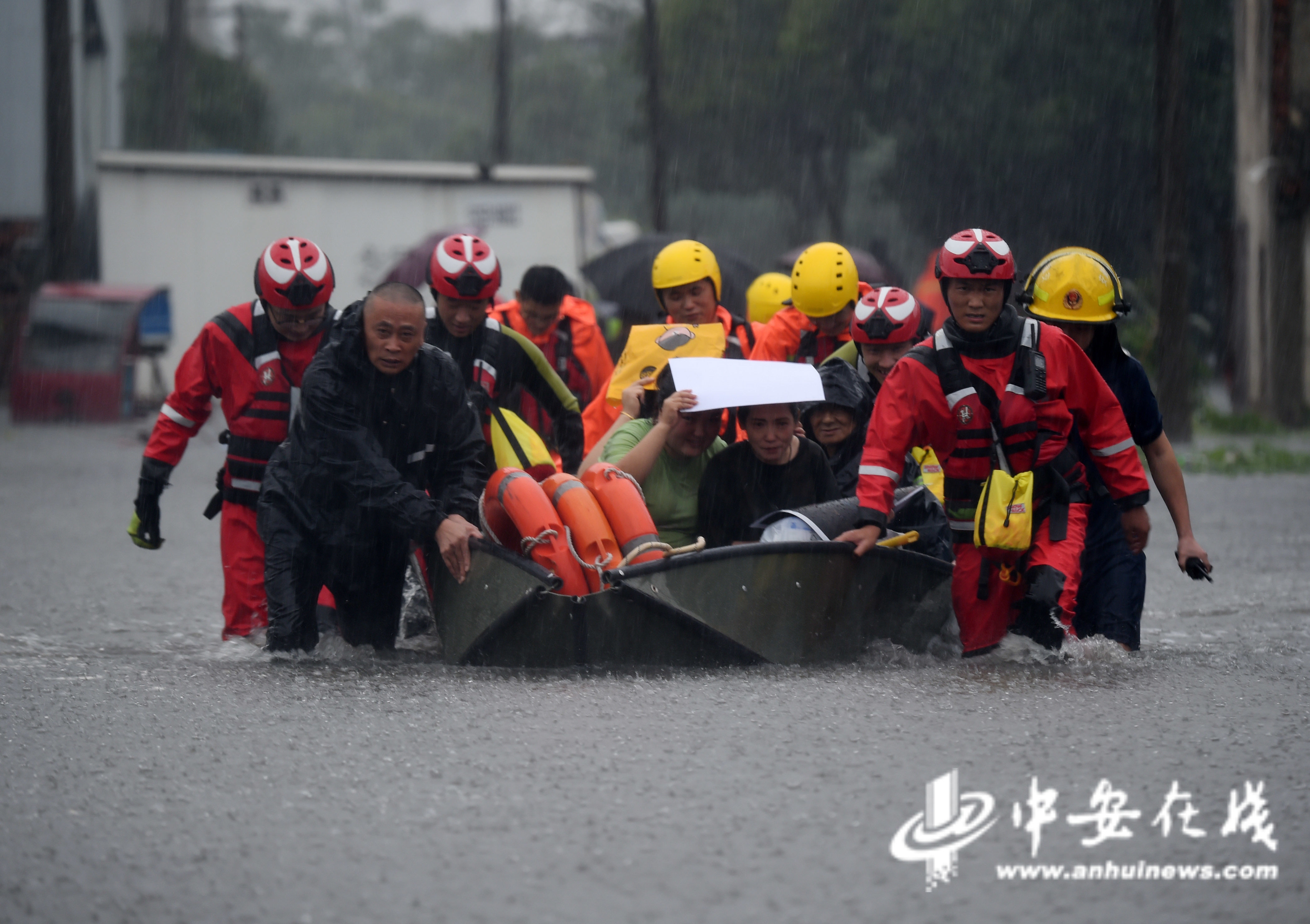 消防员|暴雨突袭 合肥消防紧急疏散63人