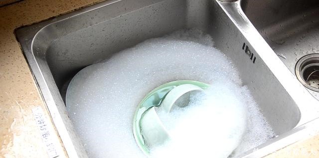 厨房下水道倒一碗水，实用，下水道不脏不堵也不臭，早知早受益！