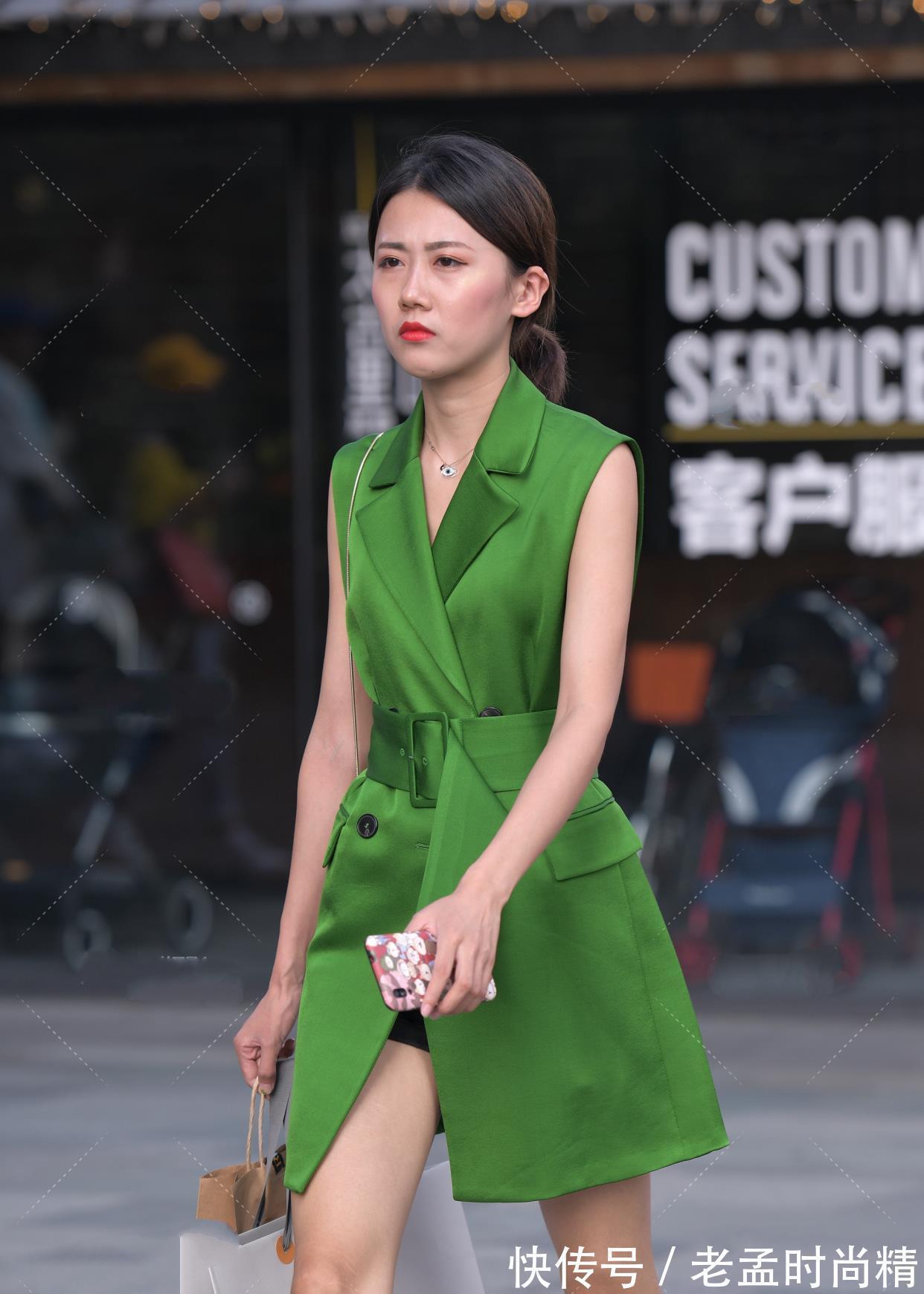 西装 绿色西装领连衣裙,收腰设计很显瘦,职业女性的职业装