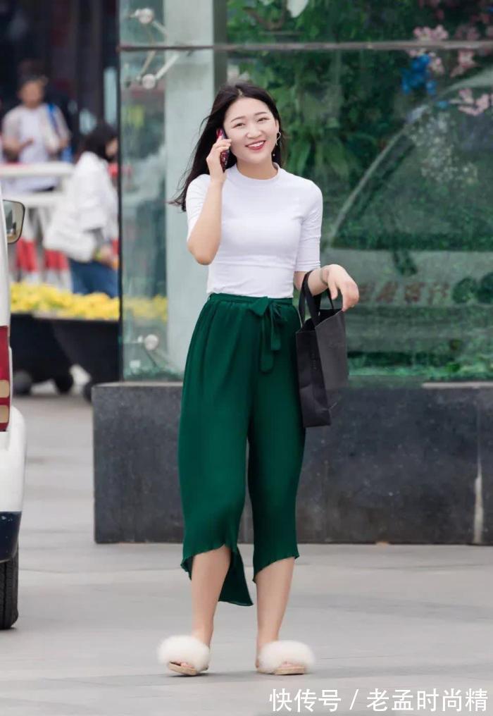 秋衣|街拍:白色紧身秋衣搭蓝色宽裤的气质女孩,笑容仿佛一朵鲜花灿烂