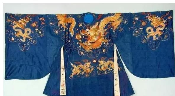 痕迹|朝锦衣卫的服饰和装备，令牌痕迹斑斑，衣服崭新如初，绣春刀酷