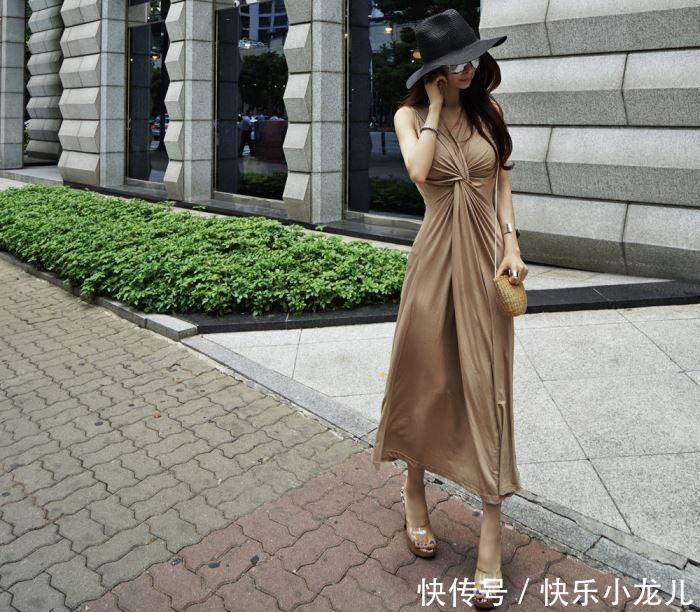 街拍扭曲裹胸长裙，有点小性感仿若绝代佳人