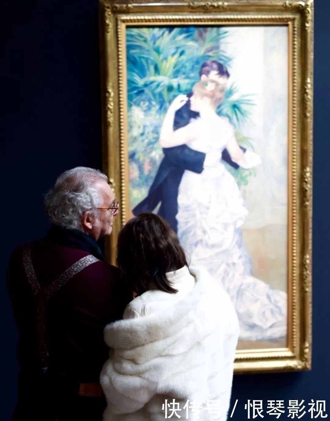 名画&他花2年时间,拍下1000个“撞衫”的人:撞衫不可怕,可怕的是……