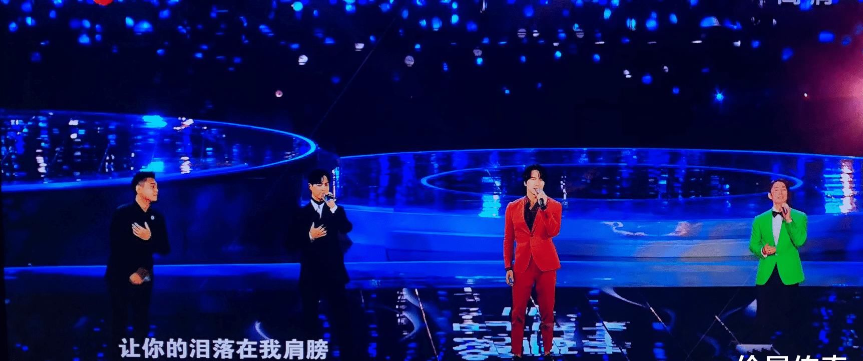 到场|合体靠抠图?F4四人演出仅一人到场,真实舞台场景太尴尬