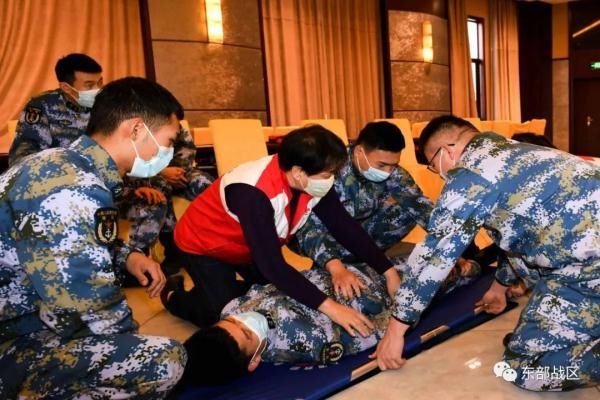 培训|50名余官兵喜获“红十字救护员证”