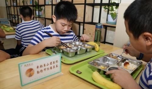 格局|“节俭”的家长,会让孩子越来越自卑,影响孩子一生的格局