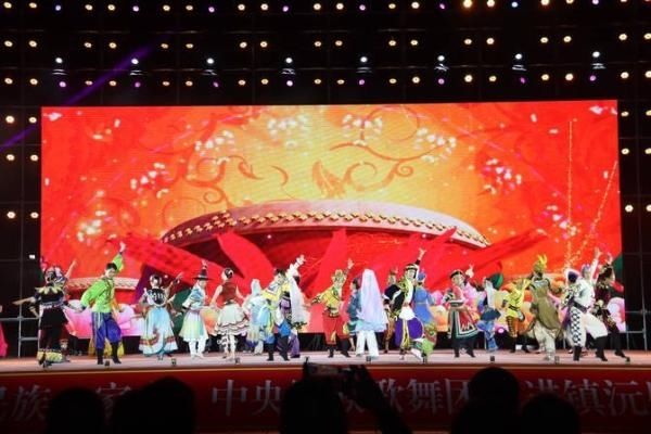  退役军人事|镇沅县组织退役军人和军属代表观看中央民族歌舞团走进镇沅慰问演出