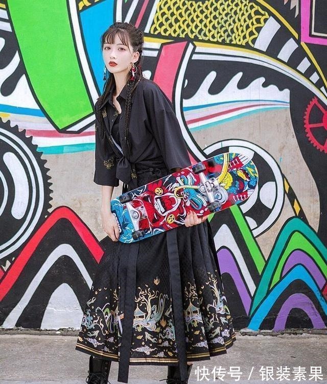 jk 最近火了一种穿法叫“上面JK,下面汉服”,高级感十足,太养眼
