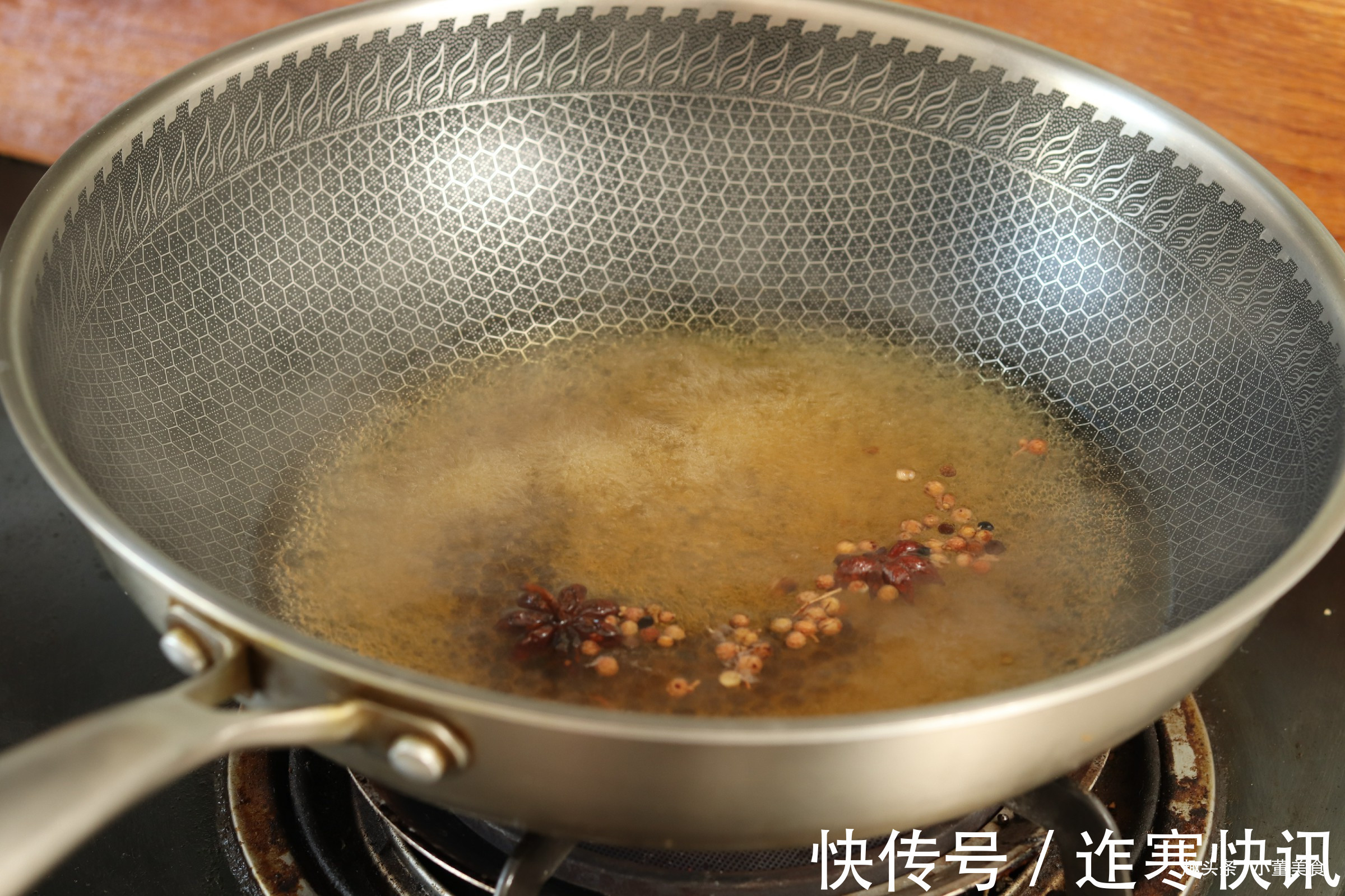 技巧|不管包饺子还是馄饨，牢记拌肉馅3个技巧，又香又嫩，好吃不腻