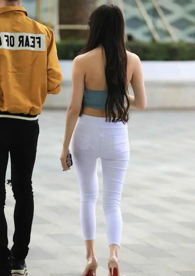 套路|牛仔裤有了“新套路”,时髦又显白,年轻女孩争着穿