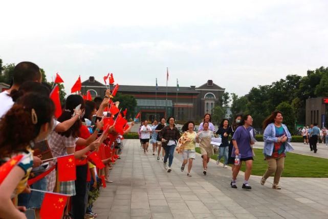 高考|直击高考首日！这一幕幕超热血！