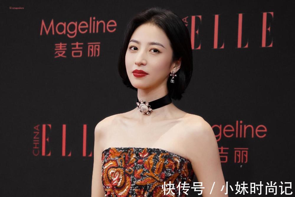 看点@周雨彤身着高奢卖萌招人爱,大气长相凸显穿搭魅力,刺绣元素养眼