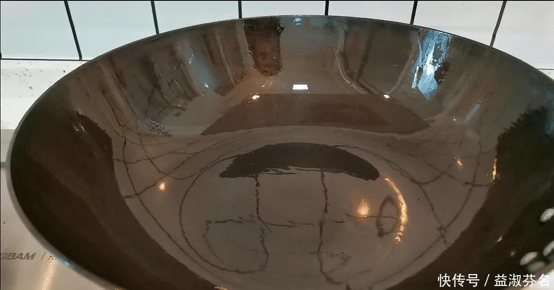 铁锅如何快速清除锅底黑垢,一个小妙招,不花一分钱旧锅变新锅