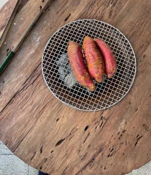 孙俪近日开启“大厨模式”狂秀厨艺，邓超“被投喂”竟还不知足？