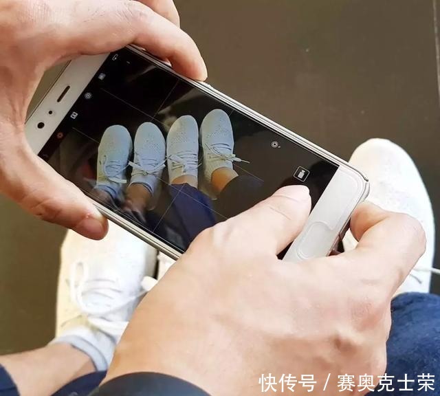 情侣|520除了口红还能送什么?五种情侣款供你挑,充满新意又好看