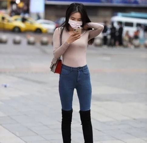 短靴 小姐姐爱穿紧身上衣配短靴,轻松“秀身材”,让人心动十足!