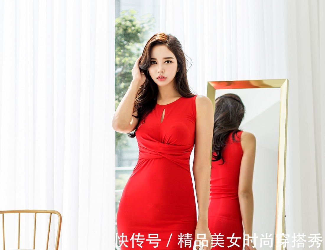 凉鞋 红色的连衣裙是非常亮眼的,脚上一双白色的凉鞋搭配,优雅范十足