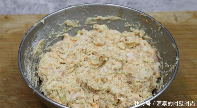 萝卜|萝卜丸子这样做,不用加水,外酥内软,解馋又不腻,比狮子头好吃