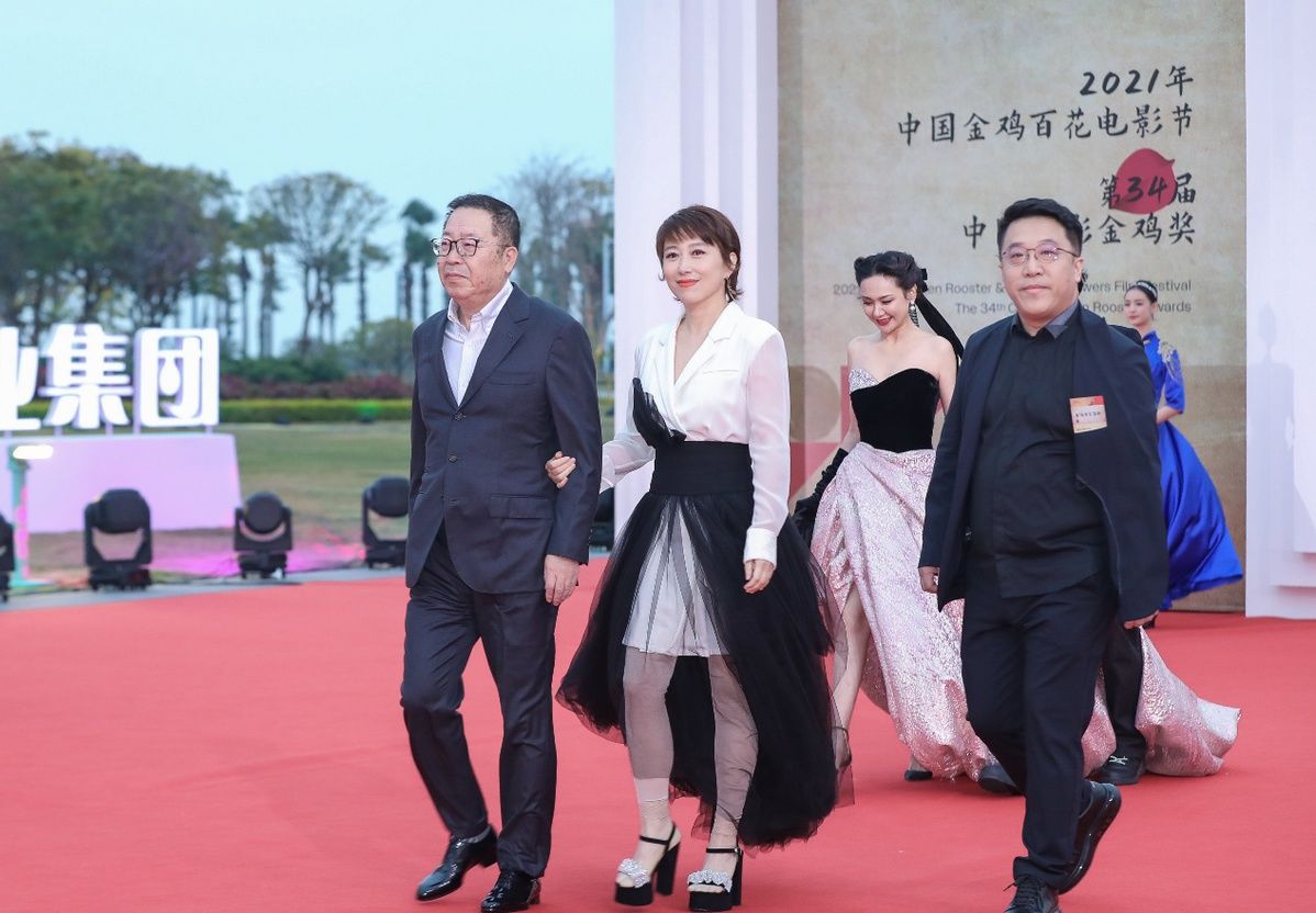 星光閃耀 照亮鷺島！ 明星大咖紛紛登場(chǎng)第34屆中國(guó)金雞百花電影節(jié)閉幕紅毯