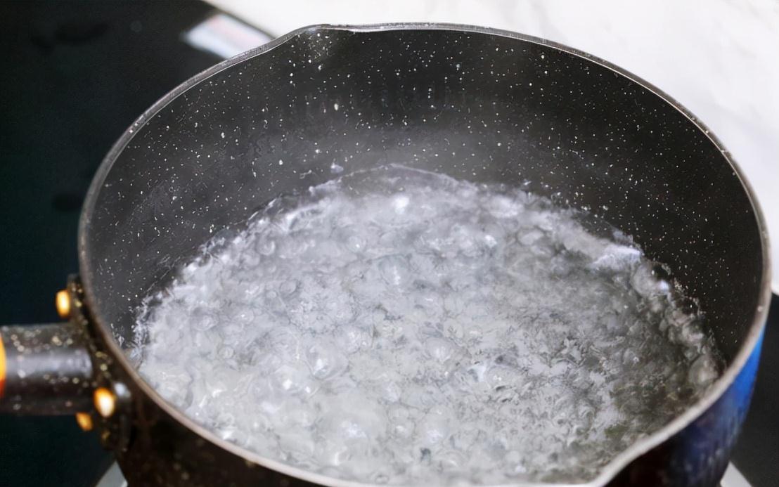 1碗糯米粉加上半勺红糖,做一份好吃解馋的小吃,软糯好吃