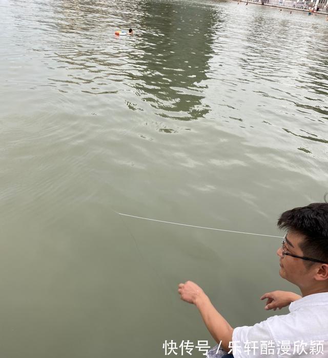 路人|不用鱼钩不用鱼竿也能钓上鱼广西北海现“新奇钓法”,路人围观