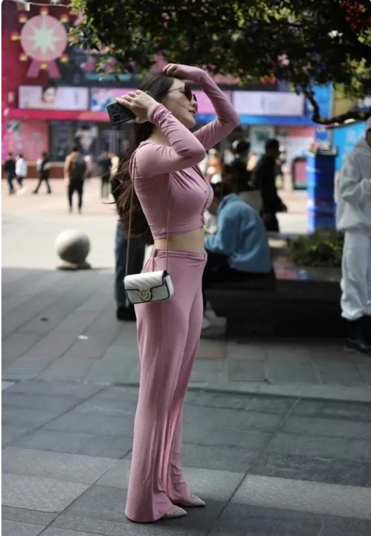 瑜伽服 粉色的瑜伽服套装时尚、简洁,搭配高跟鞋走在街上显得优雅迷人