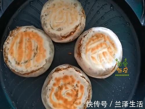 电饼铛|冬季试试这小吃,外皮酥香掉渣,内里多层料足,咬一口满嘴香